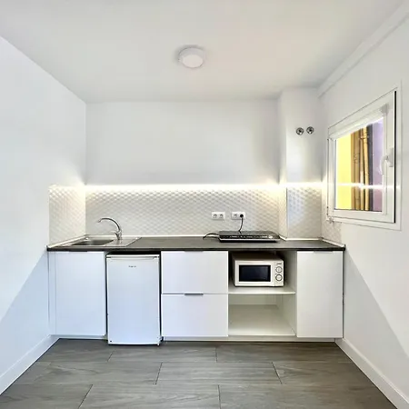 Apartamento Cozy Reformed Studio, Wifi, Pool, Near The Beach In *